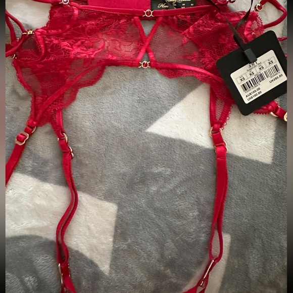 AMY
RED GARTER BELT - Picture 8 of 10
